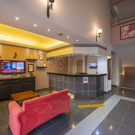 Golden Moon Отель